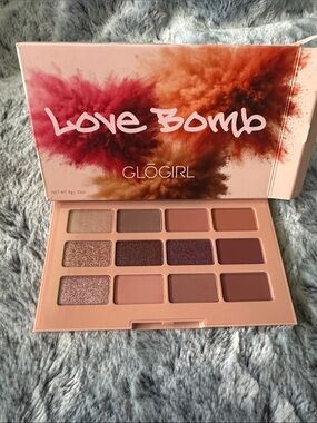 NIB - GLOĜIRL ‘Love Bomb’ Eyeshadow Palette